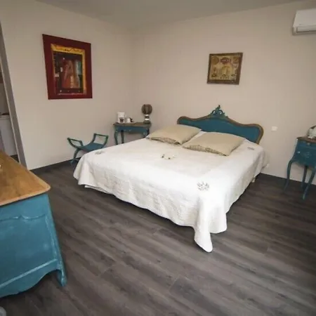 Le Clos Des Aramons 게스트하우스 3*